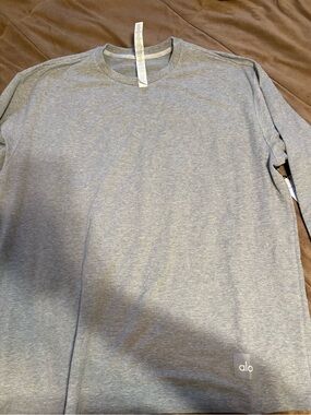 Alo Men’s Heather Gray Long Sleeve Crew Tee